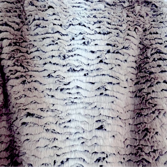 CHARLIE PAIGE WHITE, GREY FAUX FUR VEST | NWOT | NO FLAWS | SIZE SMALL - Picture 4 of 7